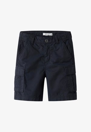 Shorts cargo bleu marine avec bouton frontal, passants de ceinture, poches avant biseautées et poches à rabat de chaque côté.