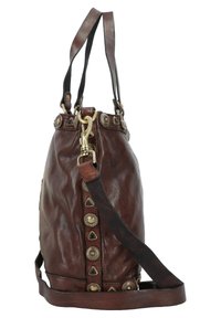 Borsa a tracolla in pelle marrone con borchie dorate e accenti neri a forma triangolare, dotata di manici doppi e di una tracolla regolabile.