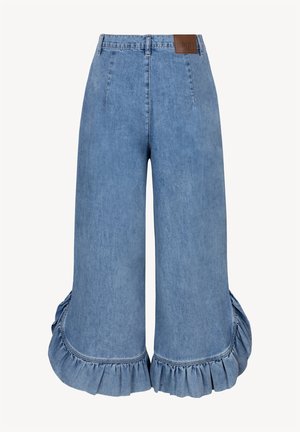Lichtblauwe denim culottes met hoge taille en gerafelde zoom, voorzien van riemlussen en een bruine merkembleem op de tailleband.
