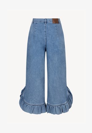 Lichtblauwe denim culottes met hoge taille en gerafelde zoom, voorzien van riemlussen en een bruine merkembleem op de tailleband.