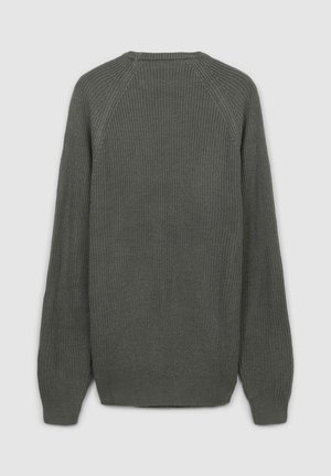 Maglione lavorato a maglia verde scuro con una texture a coste, maniche raglan e collo a giro. Presenta una vestibilità rilassata e un colore uniforme in tutto il capo.