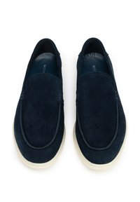 Navy modré semišové nazouvací boty s kulatou špičkou a bílou gumovou podrážkou. Disponují minimálním šitím a hladkým, textured svrškem.