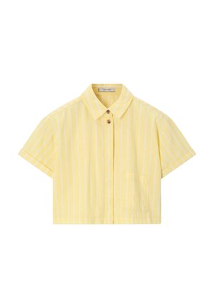 Chemise jaune courte à manches courtes avec des rayures verticales blanches, un col, deux boutons marron et une poche poitrine.