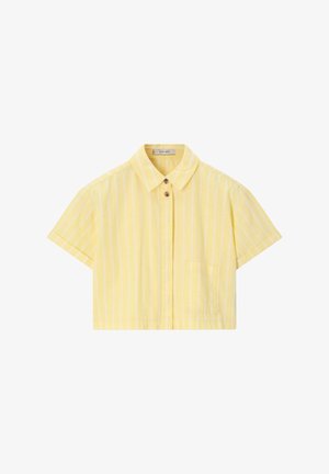 Chemise jaune courte à manches courtes avec des rayures verticales blanches, un col, deux boutons marron et une poche poitrine.