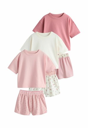 Drie sets met korte mouwen shirts en bijpassende shorts met elastische taille in roze, wit en pastelkleurige patronen.