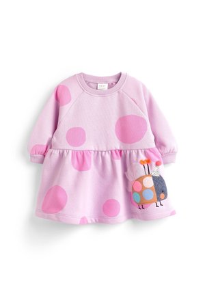 Lyserød babydragt med store mørkere lyserøde pletter og en farverig broderet sommerfugl på nederste højre side, lange ærmer og rund halsudskæring.