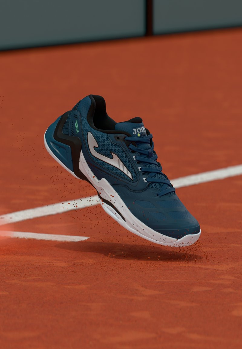 Niebieski but sportowy z teksturowaną siateczką na cholewce, białą podeszwą i srebrnymi akcentami. Posiada sznurowadła i logo po boku, nad kortem ziemnym.