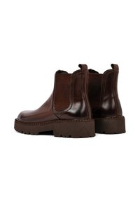 Bruine leren Chelsea-boots met elastische zijkanten, textiele accenten en dikke rubberen zolen met een diep profiel voor grip.