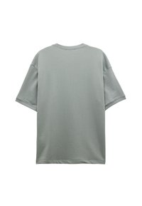 Lys grå oversized t-shirt, korte ærmer, klassisk rund hals, blød bomuldsmateriale, glat tekstur, minimal design, ensfarvet ryg.