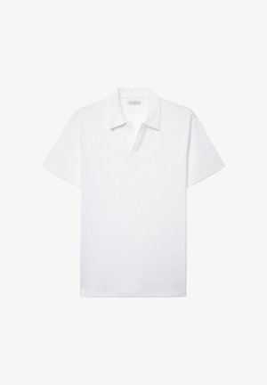 Polo bianca a maniche corte con collo e una piccola apertura a V, distesa su uno sfondo bianco.
