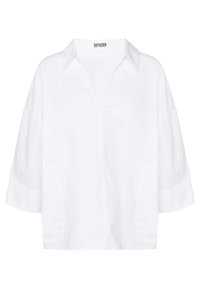 Blusa bianca a maniche corte con colletto, caratterizzata da una vestibilità rilassata, una texture leggera e cuciture decorate vicino alle cuciture delle spalle.