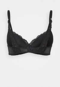 Soutien-gorge en dentelle noire avec des bonnets rembourrés, des bretelles ajustables et une fermeture à crochets. Il présente un tissu lisse avec des accents en maille transparente.