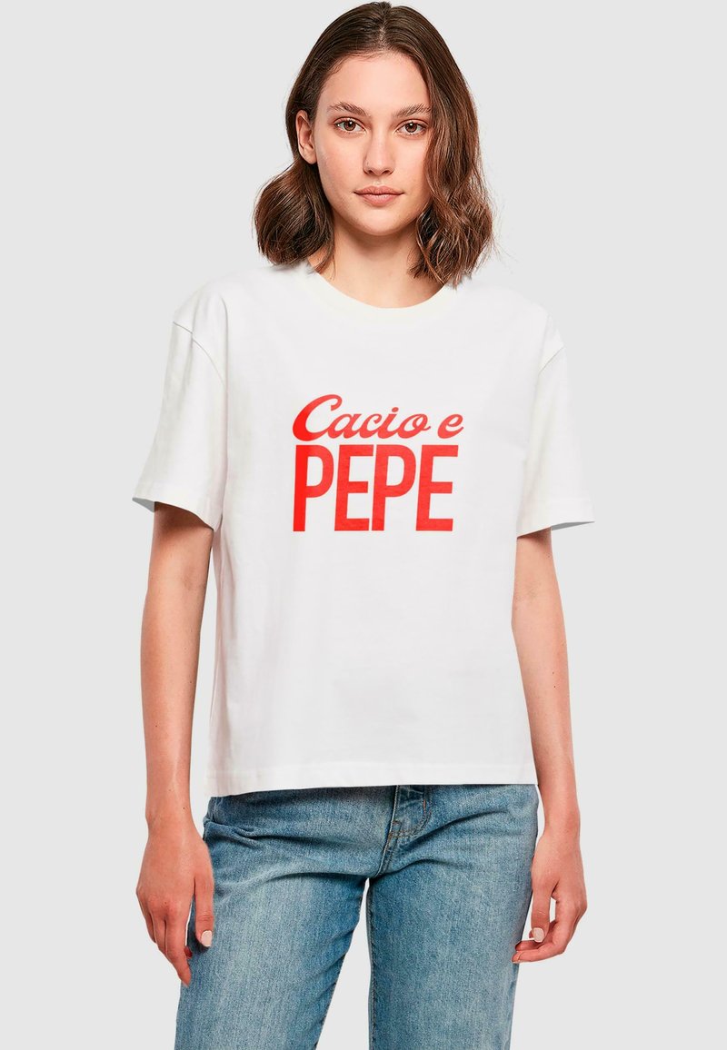 Balta medvilninė marškinėliai su raudonu užrasu "Cacio e PEPE." Trumpomis rankovėmis ir laisvu kirpimu. Dėvimi su šviesiai mėlynais džinsais.