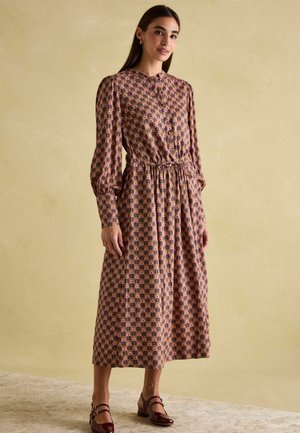 Long-sleeve, floral-patterned dress in pink and purple tones, cinched at the waist. Midi length with a round neckline. Glossy burgundy shoes.