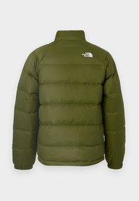 Jachetă puffer de culoare verde măsliniu, cu guler înalt, design matlasat, manșete elastice și un logo alb pe partea superioară a spatelui.