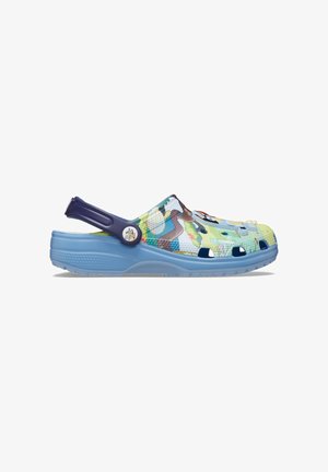 Bunte Holzschuhe mit blauer Sohle, verziert mit einem dekorativen Muster, kleinen Belüftungsöffnungen und einem navy-blauen Riemen zur Fersenunterstützung.