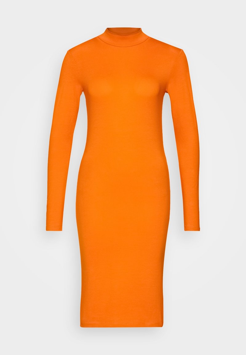 Robe midi cintrée à manches longues de couleur orange vif avec col montant sur fond uni gris clair.