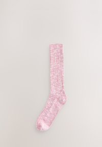 Roze gebreide sok met een geribbelde textuur; de stof heeft een gespikkeld patroon met variaties in licht- en donkerroze tinten.