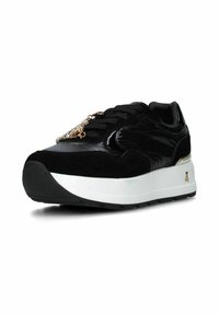 Sneaker nero con tomaia in vernice lucida e camoscio, intersuola bianca e dettagli dorati sulle stringhe. Suola in gomma.