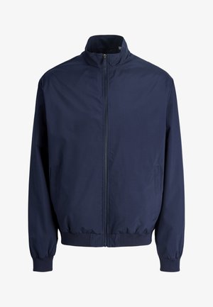 Tumesinine lukuga jakk püstiäärise, elastsete mansettide ja vööümbrisega, esikülje taskutega, valgel taustal.