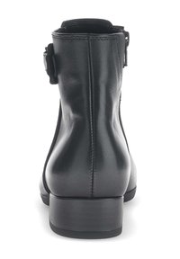 Botas de tobillo de cuero negro con una textura suave, un tacón bajo tipo bloque y un detalle de hebilla en el lateral. La parte trasera muestra un detalle de costura visible.
