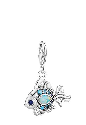 Ciondolo in argento a forma di pesce con pietre preziose blu e bianche e un centro simile all'opale, attaccato a un moschettone.