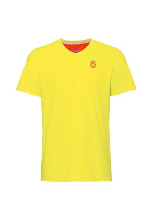 Camiseta de manga corta con escote en V en tejido amarillo brillante. Presenta un logo circular bordado en naranja en el lado izquierdo del pecho. Textura suave.