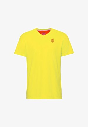 Camiseta de manga corta con escote en V en tejido amarillo brillante. Presenta un logo circular bordado en naranja en el lado izquierdo del pecho. Textura suave.