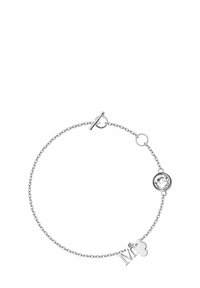 Srebrna bransoletka z łańcuszka z przezroczystym kamieniem i charms'em w kształcie litery "M". Wzór zawiera zapięcie na toggle oraz okrągłe ogniwa w delikatnym wzorze.
