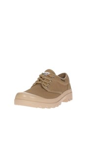 Scarpe in tela color marrone chiaro con suola in gomma beige, punta tonda, design con lacci e dettagli di cucitura discreti sulla tomaia.