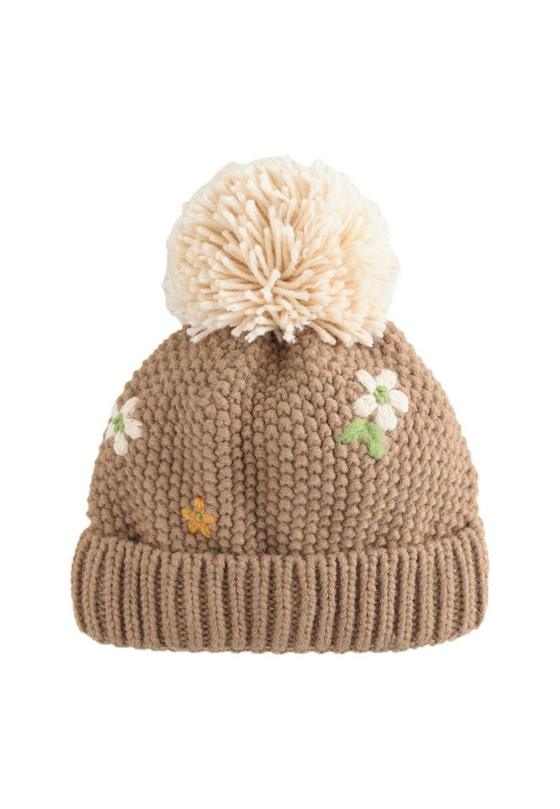 Braune Strickmütze mit einem großen flauschigen beigen Pom-Pom oben, verziert mit gestickten Blumen in Weiß, Gelb und Grün.