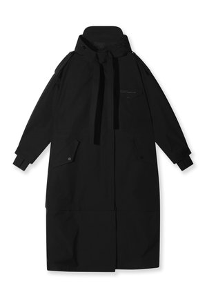 Cappotto lungo nero realizzato in un tessuto resistente, dotato di un colletto alto, stringhe regolabili, tasche laterali e un design dritto.