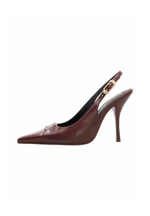 Burgunderfarvet læder slingback højhælet sko med spids tå og gulddetalje på tynd rem.