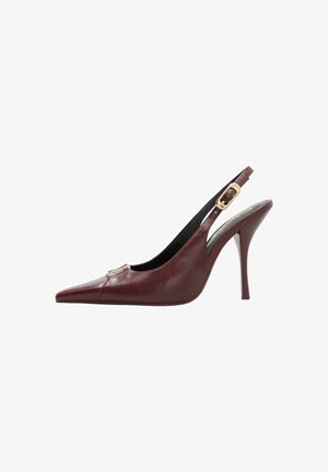 Bordeauxfarbener Slingback-Pumps aus Leder mit spitzer Spitze und goldener Schnalle an dünnem Riemen.