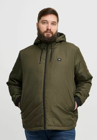 Geacă cu capușon de culoare verde măslin, cu o textură netedă, fermoar frontal, două buzunare laterale și accente negre la mansete și fermoar.