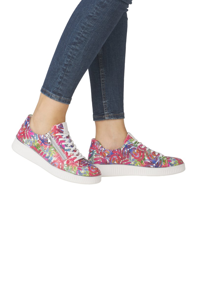 Bunte, blumenmusterte Sneakers mit einer lebhaften Mischung aus Pink, Grün und Blau, weißen Sohlen und Schnürdesign.
