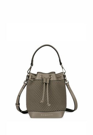 Taupe bucket-handtas met gevlochten textuur, trekkoordsluiting, bovenhandvat, verstelbare schouderriem en "bugatti" logo aan de basis.