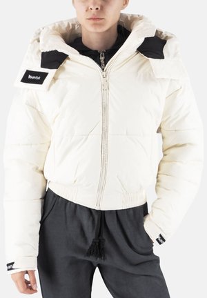 Witte pufferjack met een hoge kraag, rits aan de voorkant, elastische tailleband en zwarte accenten op de schouders en mouwmanchetten.