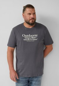 Grijze T-shirt met korte mouwen van zachte stof, met witte tekst en de zinnen "Buitenmens" en "Abonneer je op de Natuur." Regular fit.