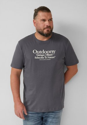 Graues Kurzarm-T-Shirt aus weichem Stoff, mit weißem Text, der die Phrasen "Outdoor-Liebhaber" und "Abonniere die Natur" zeigt. Normale Passform.