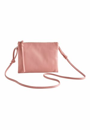 Malá mäkká ružová kožená kabelka cez rameno so zipsovým uzáverom a nastaviteľným remienkom s uzlami na oboch koncoch.