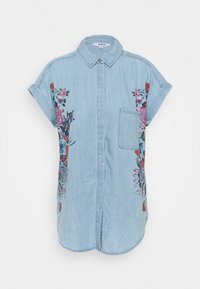 Camicia di jeans con maniche corte arrotolate, colore azzurro chiaro, chiusura frontale con bottoni e ricamo floreale in rosso, rosa e blu su ciascun lato.