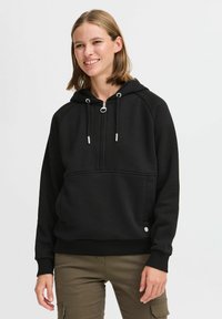 Felpa nera con cappuccio, zip parziale sul davanti, tasca a marsupio e polsini a coste. Presenta accessori in argento e un piccolo logo sull'orlo.
