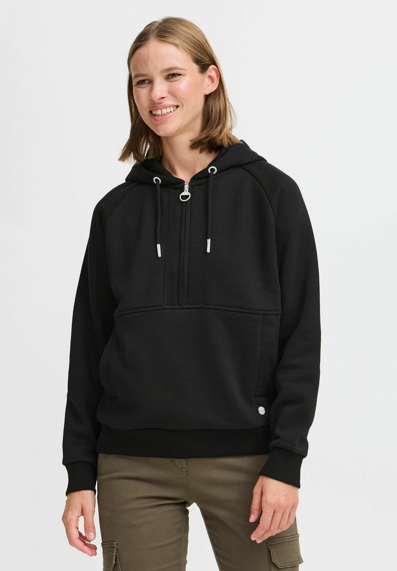 Felpa nera con cappuccio, zip parziale sul davanti, tasca a marsupio e polsini a coste. Presenta accessori in argento e un piccolo logo sull'orlo.