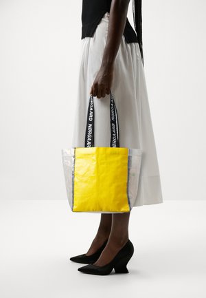 LAUNDRETTE MIRCA BAG - Käekott - lemon chrome