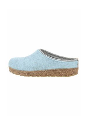 Pantofole slip-on in feltro azzurro chiaro con fodera grigia e suola marrone texturizzata, viste di lato su sfondo bianco.