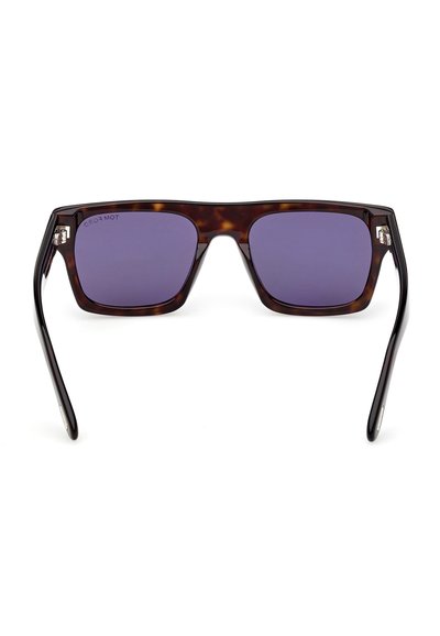 Rechteckige Schildpatt-Sonnenbrille mit dunkelvioletten Gläsern und leicht gebogenen Bügeln, von vorne vor weißem Hintergrund gezeigt.