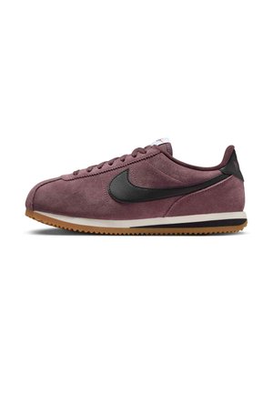 Bordeauxroter Nike Cortez Sneaker aus Wildleder mit schwarzem Swoosh, weißer Zwischensohle und Gummilaufsohle, Seitenansicht nach links gerichtet.