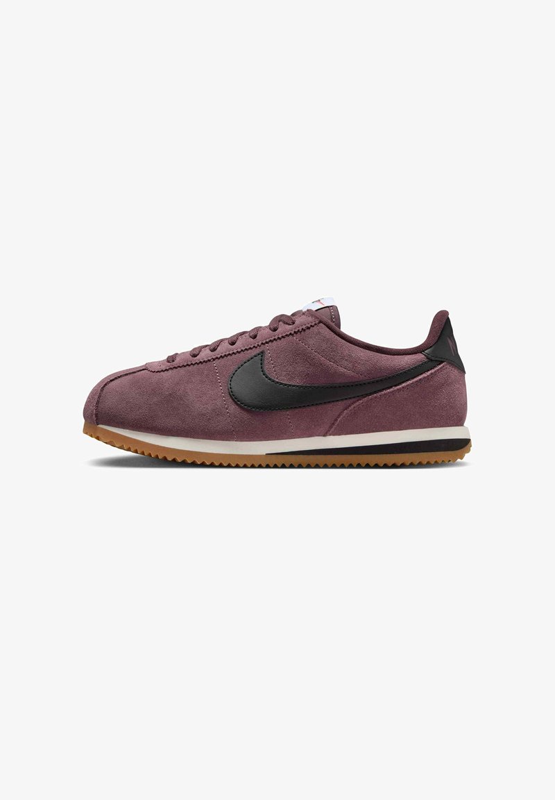 Bordeauxroter Nike Cortez Sneaker aus Wildleder mit schwarzem Swoosh, weißer Zwischensohle und Gummilaufsohle, Seitenansicht nach links gerichtet.