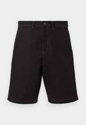 Črne kratke hlače do kolen z žepi spredaj, zankami za pas in vidnimi belimi šivi na svetli podlagi.